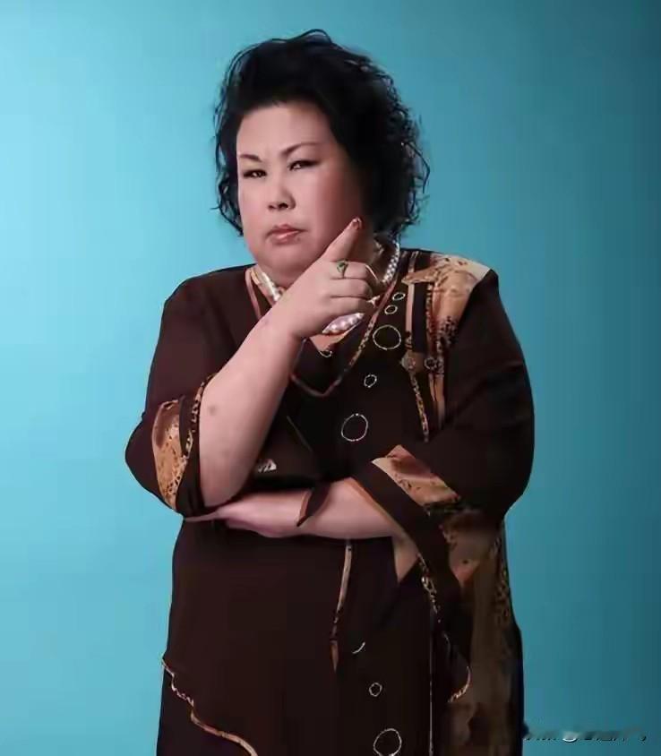 真是没想到呀！
被称为“富婆专业户”的她戏里：住豪宅、开豪车、随手砸钱； 戏外：