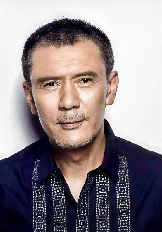 好奇查了一下姚安濂的出身。不查不知道，一查才知道，姚安濂根本不是资源咖，他就是一