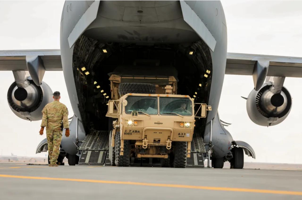 美军C-17 全球霸王 III 运输机很能装
图为美国陆军第108防空炮兵团第7