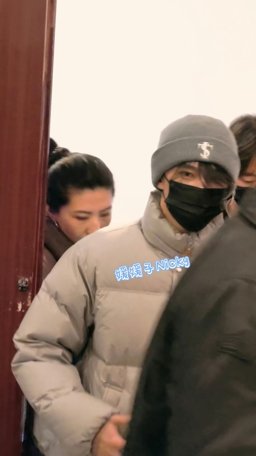 杨洋今日下班路透，好温柔清俊的眉眼！！