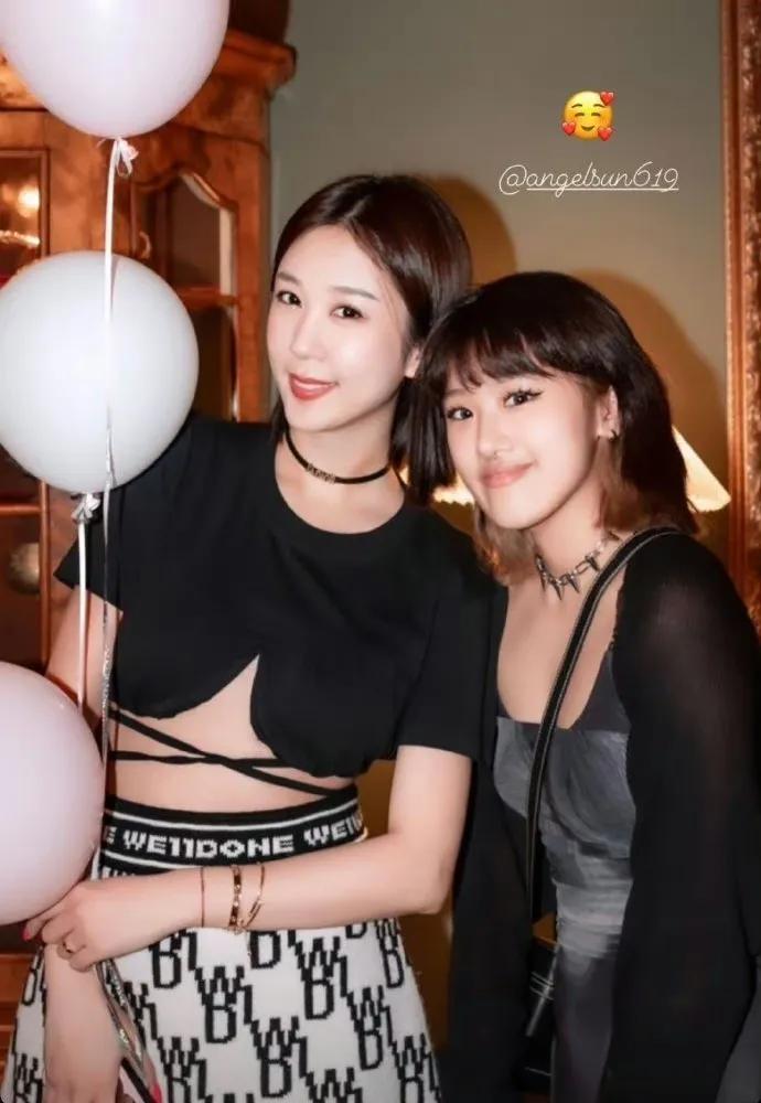 贾静雯大女儿梧桐妹颜值离妈妈差的有点远！

贾静雯的大女儿梧桐妹参加好友生日会美