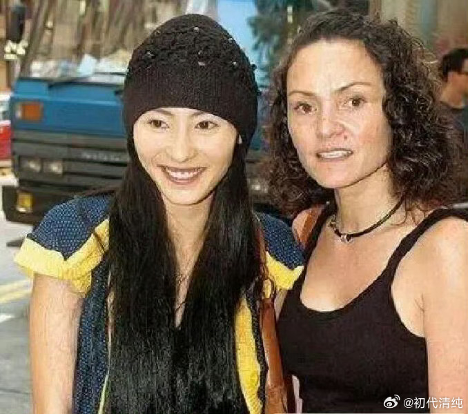 看了张柏芝爸爸妈妈，知道她长得像谁了真是中了基因彩票。。。 