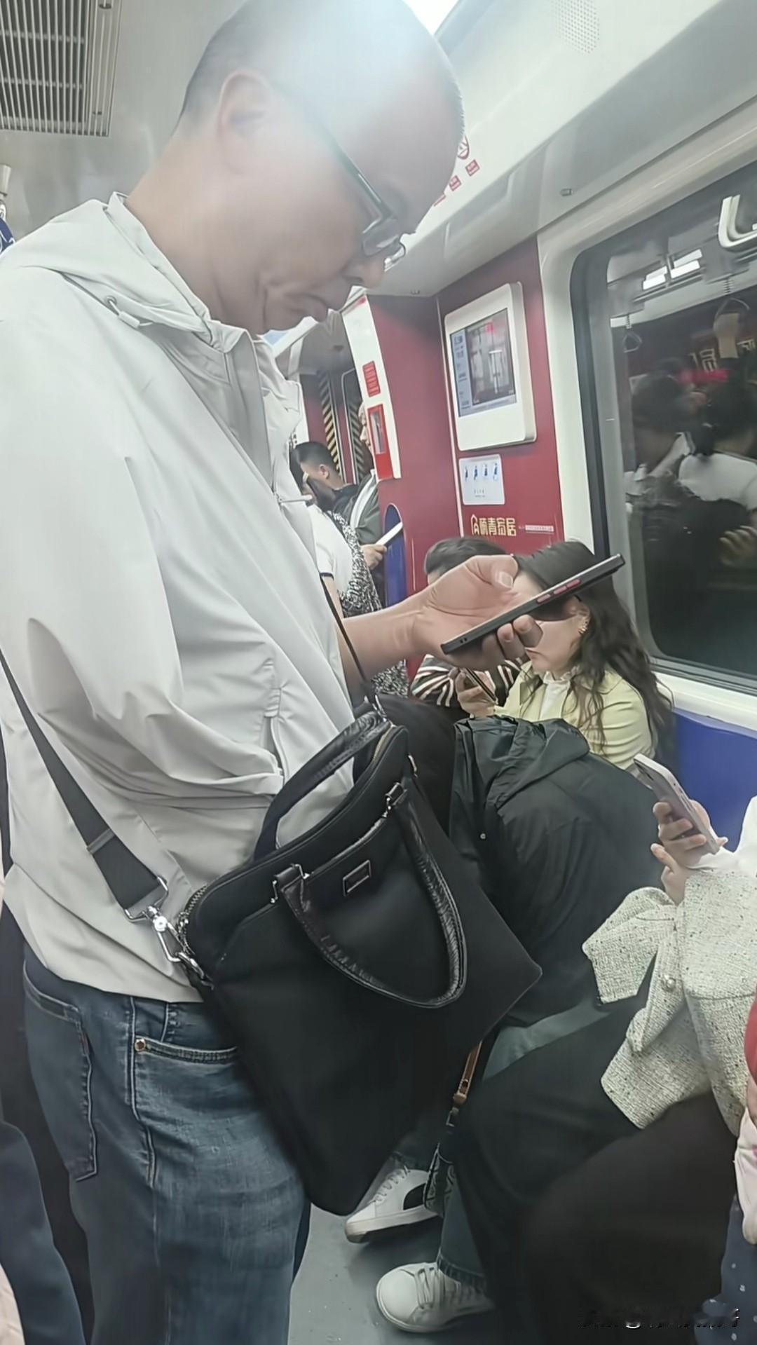 自己本是一个需要别人关照的人，却把座位让给了旁边抱着孩子的一位妈妈，这位大哥真的