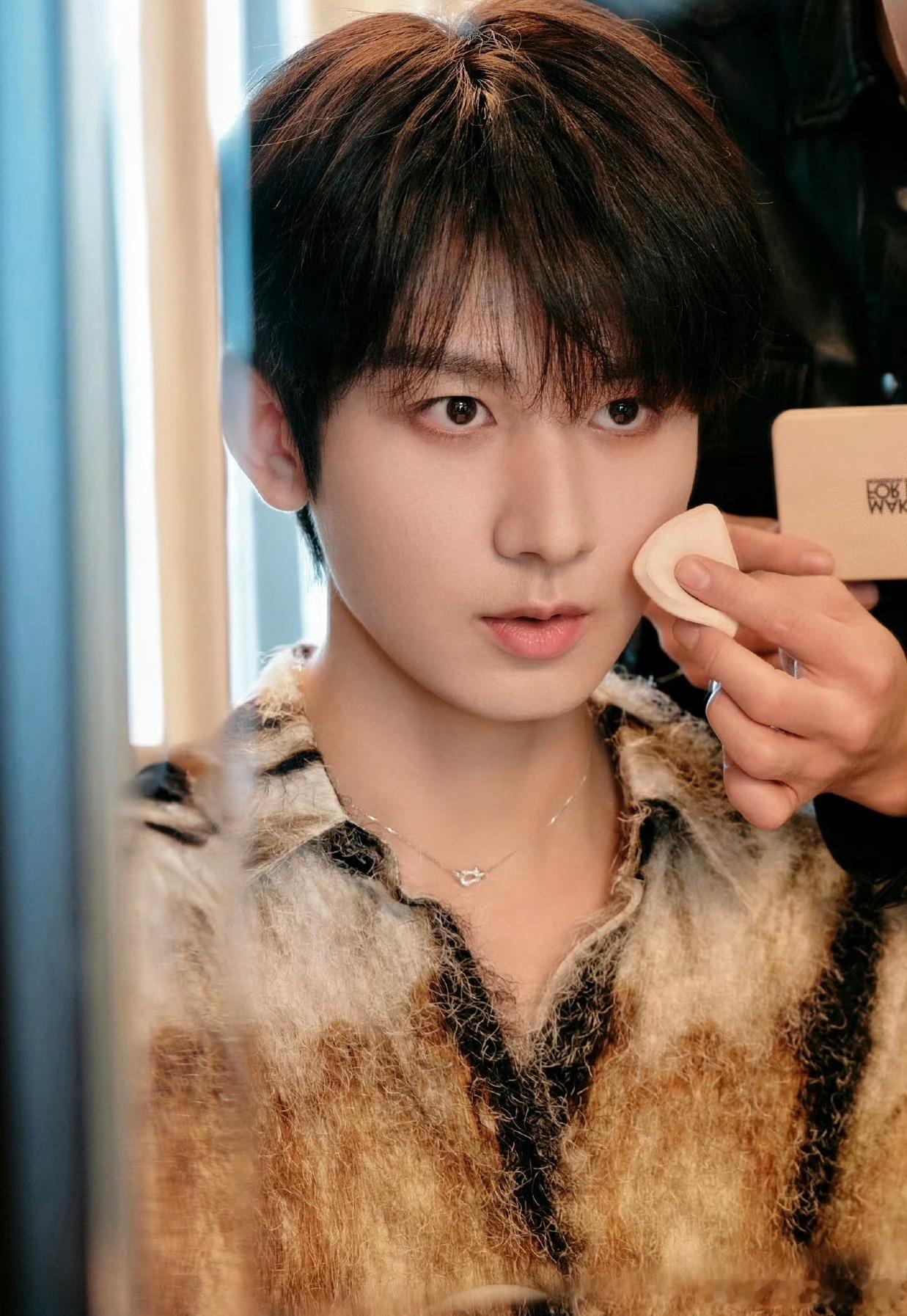 J成毅赴山海cy成毅萧秋水李沉舟肖明明不营销不炒作，用自己的真诚努力与付出，一步