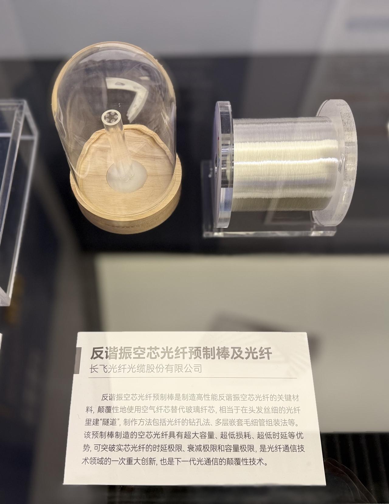 AI大模型训练，上万块GPU之间疯狂交换海量数据，传统光纤的短板越来越明显。就在