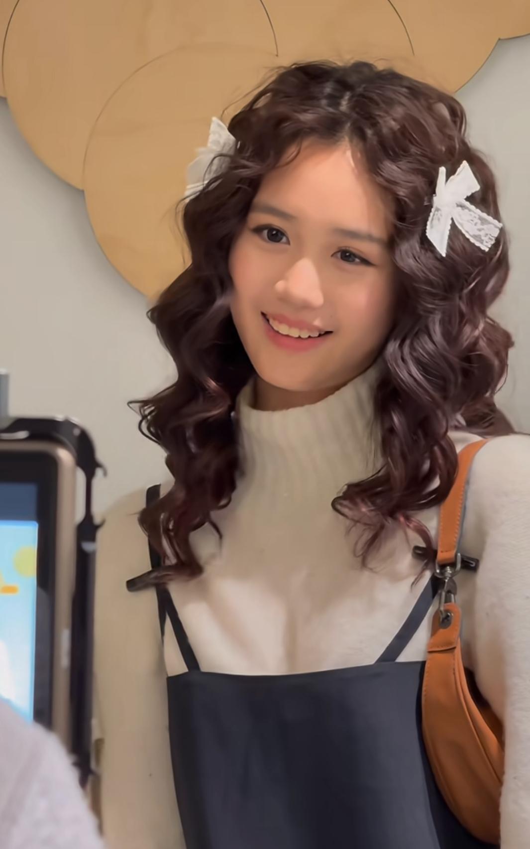 近看考拉居然大小眼，两边的双眼皮形状不一样，但是丝毫不影响她的美呀，羊毛卷的发型