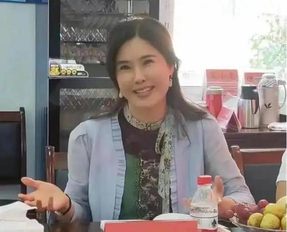 国内套现7个亿后，她露出了身后的美国国旗，整个家族套现了20亿。尤丽娟在国内套现