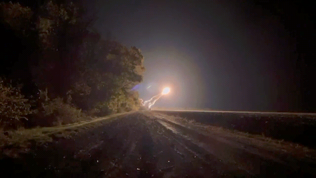 #动图# 从尾烟可见ATACMS的弹道是上翘的，因为它采用发射后脱离瞄准线(of