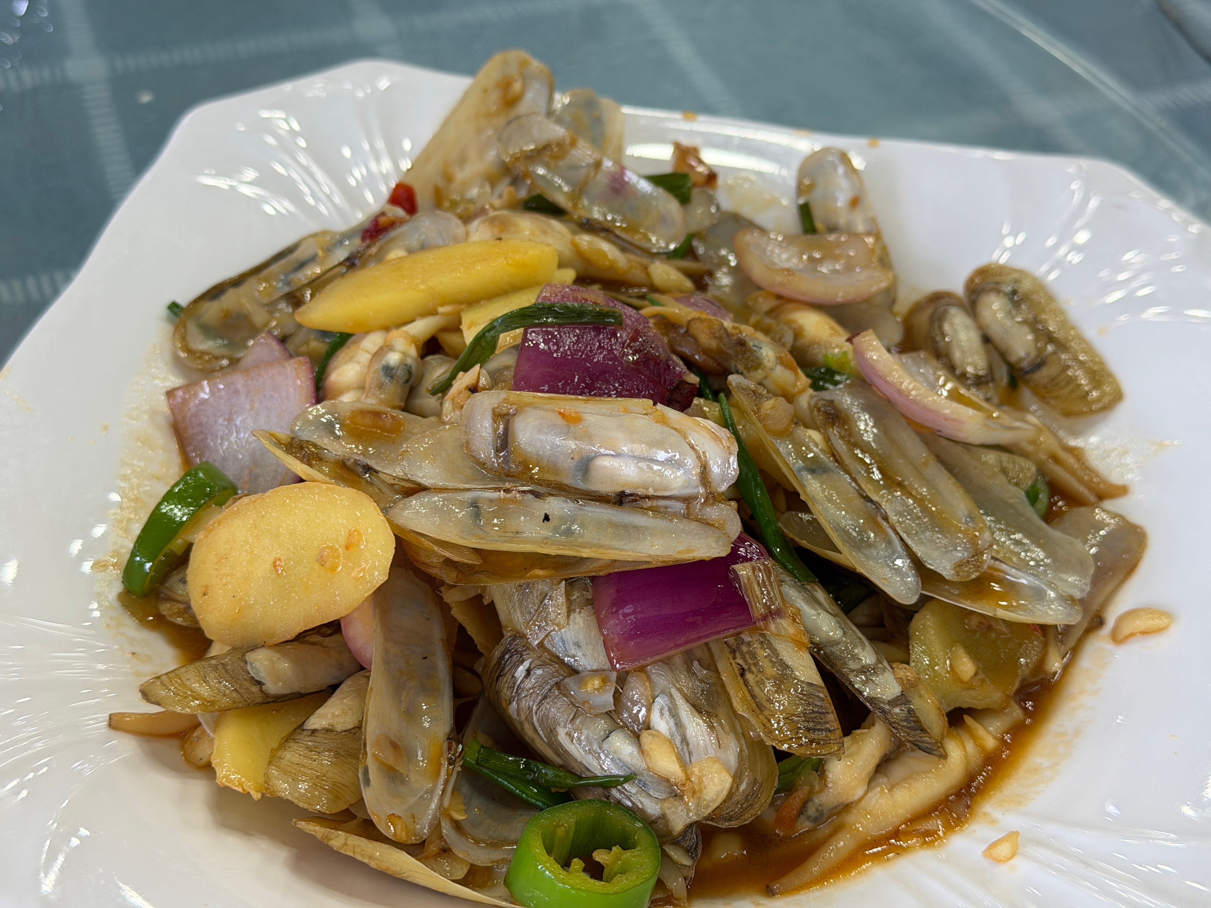 这几天来惠州溜达溜达找了一家评价还不错的餐馆来试试买了一个套餐小300然后六菜一