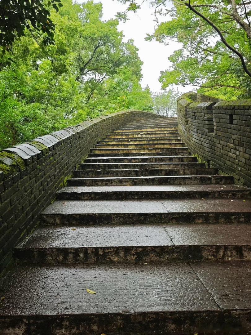 雨后的江南长城太治愈了 雨后古城清净悠然，江南长城温婉秀气，登顶漫步，顺路打卡紫