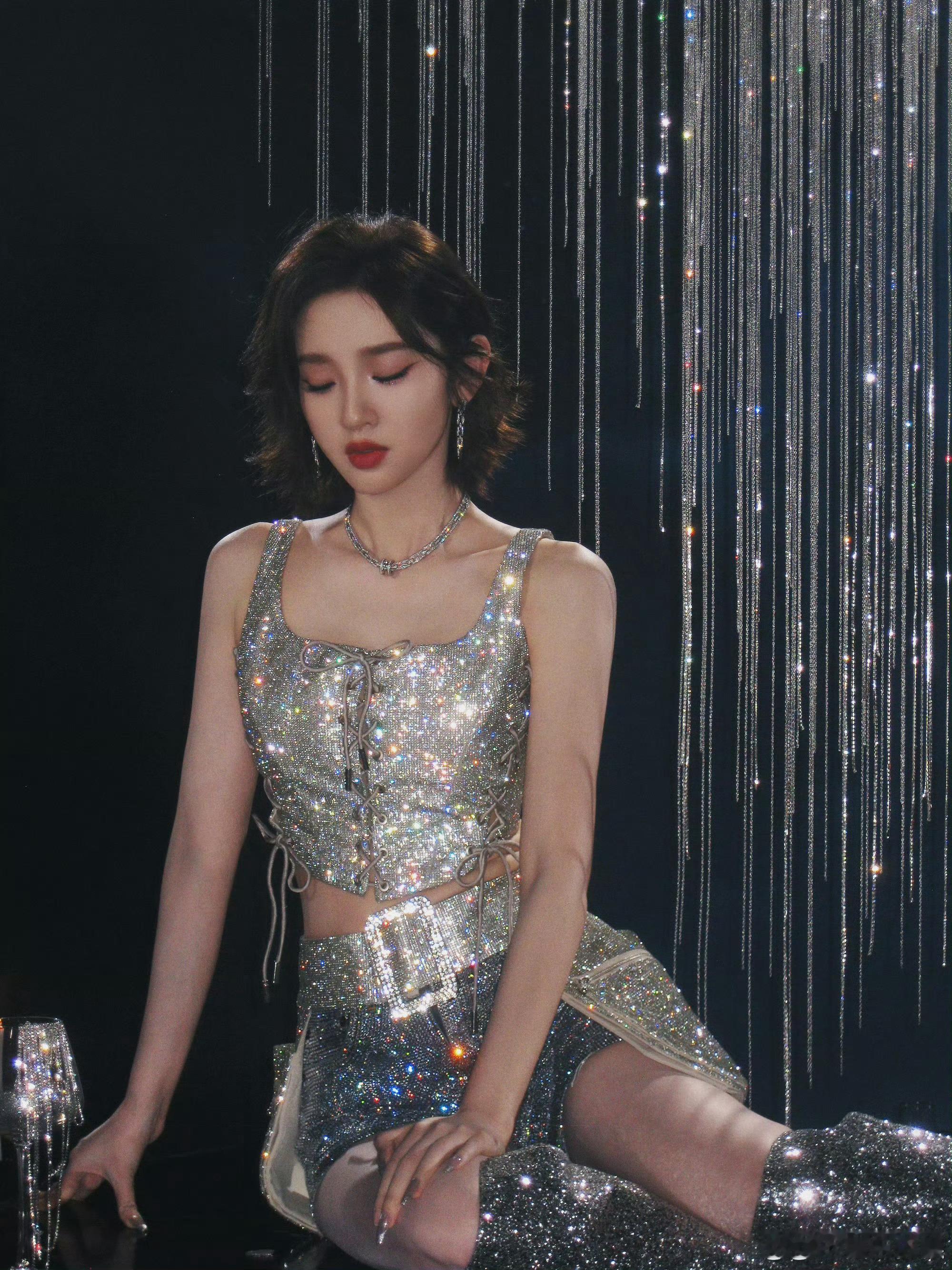 唐艺昕浪姐直播在台下跳起来了夹缝中看见唐艺昕还在练浪姐直播现场太可爱啦！唐艺昕在