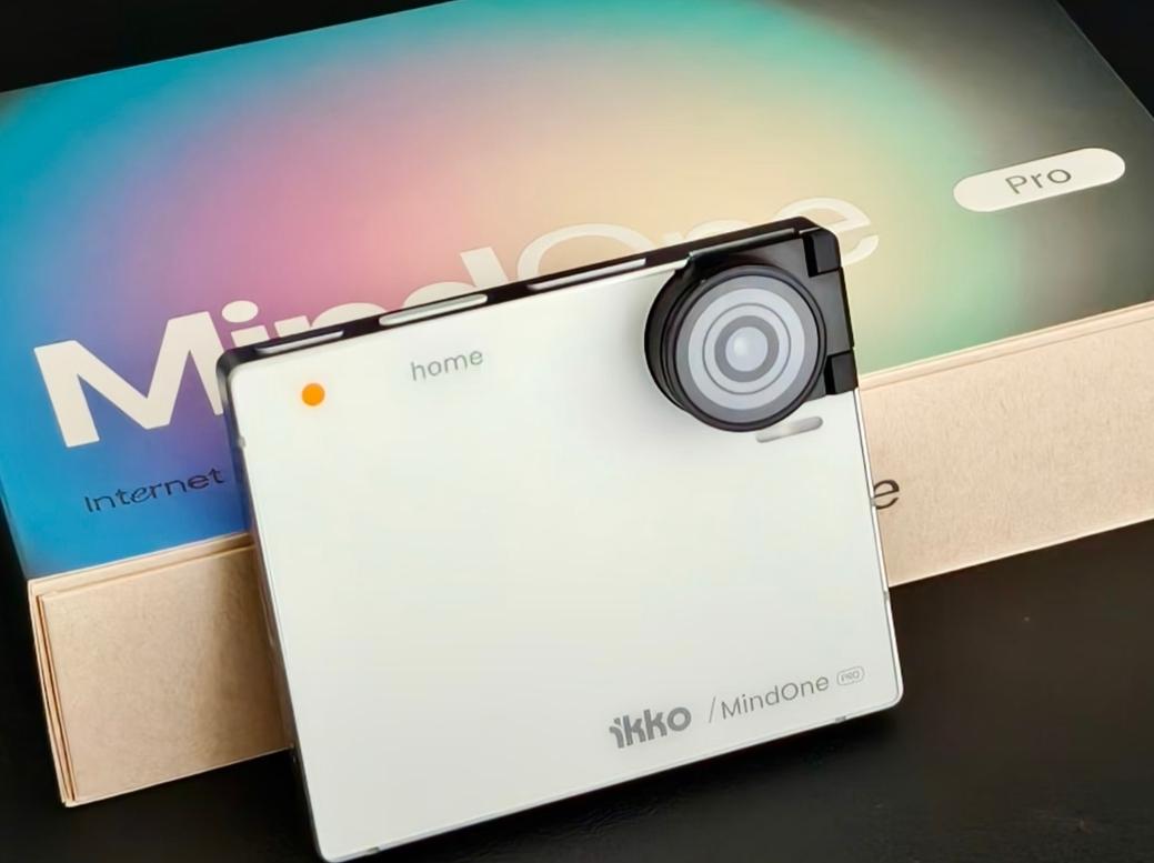 如今手机越做越大，iKKO新品MindOne却反其道而行之，86mm×72mm×