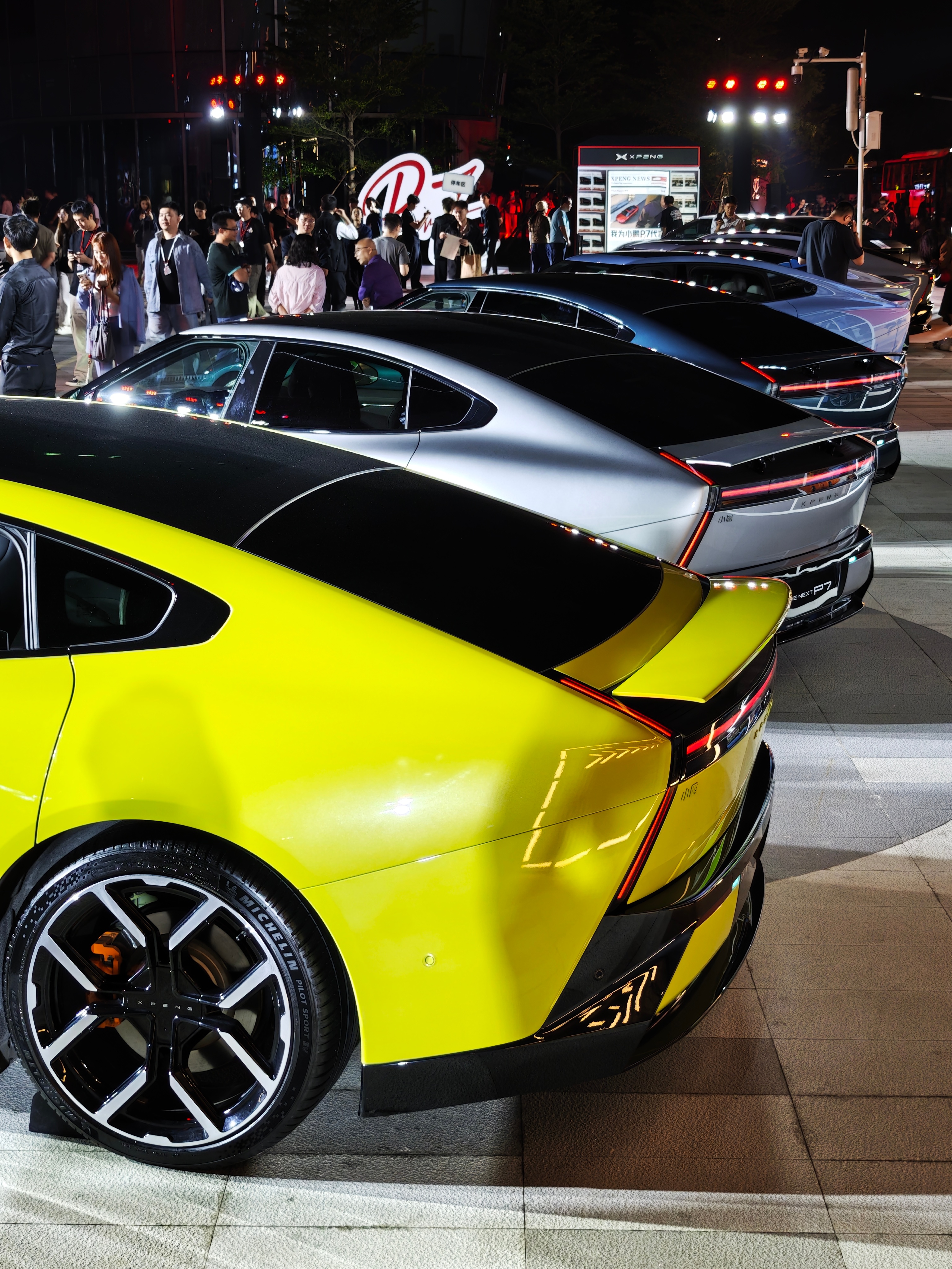 小鹏P7发布了三个新颜色：星曜红、暗夜黑和星云白，一个炽热🔥，一个邪恶😈，还