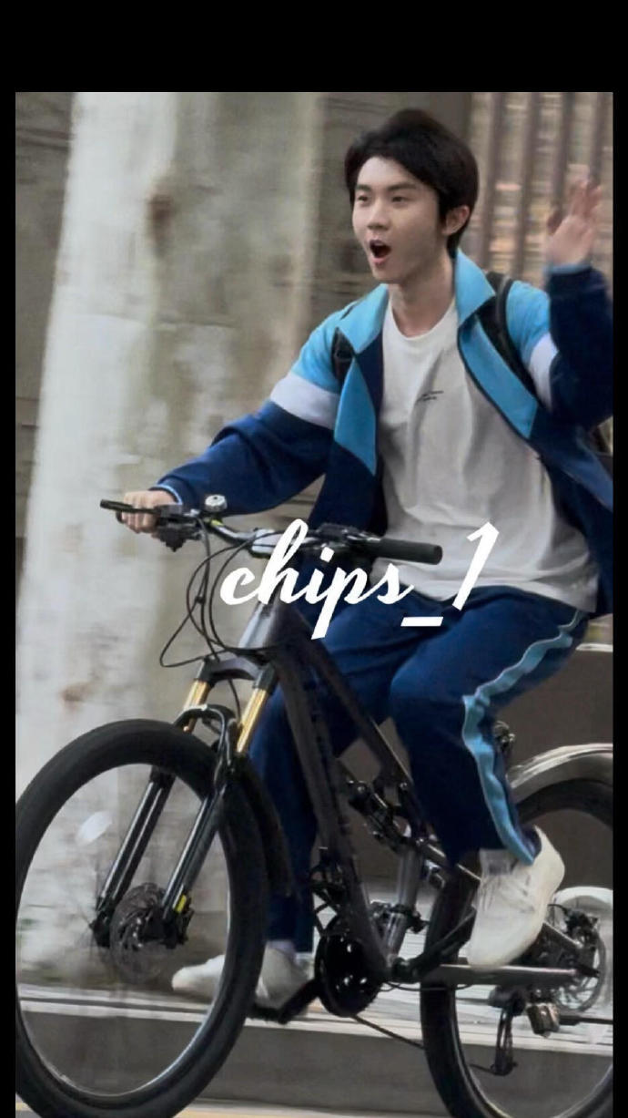 马嘉祺校服骑单车路透马嘉祺校园青春男主马嘉祺我的白月光学长 马嘉祺校服骑单车路透