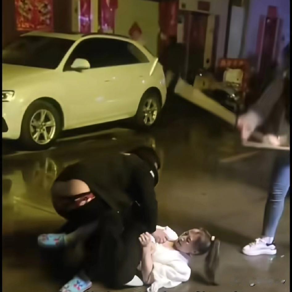 男子足浴店里耍酒疯，被三名女子拿扫把簸箕殴打，裤子都差点拉下来，最后打不过坐在地