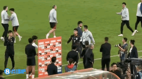 万万没想到原来孙兴慜和郑智私下里的感情这么好

郑智站在那里等着孙兴慜向他缓缓的