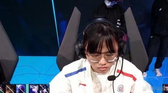 LPL又一选手人设崩塌！富婆控诉反被嘲讽：你到底看上他什么了？[汗][汗]又有一