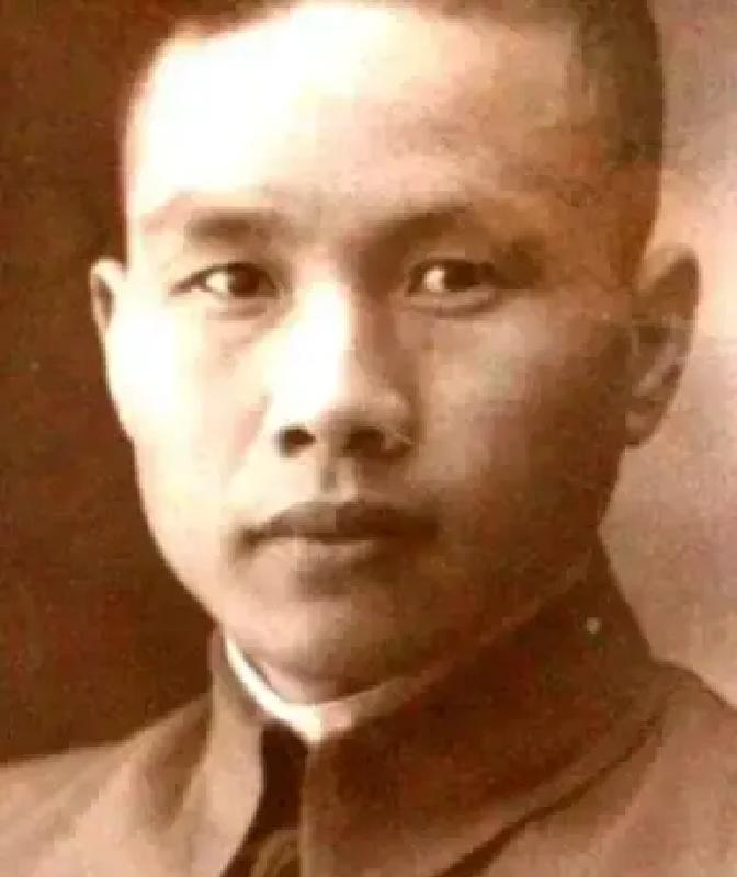 1948年，军统少将周镐突然人间蒸发，妻子认为他是远赴台湾，殊不知丈夫早已在19