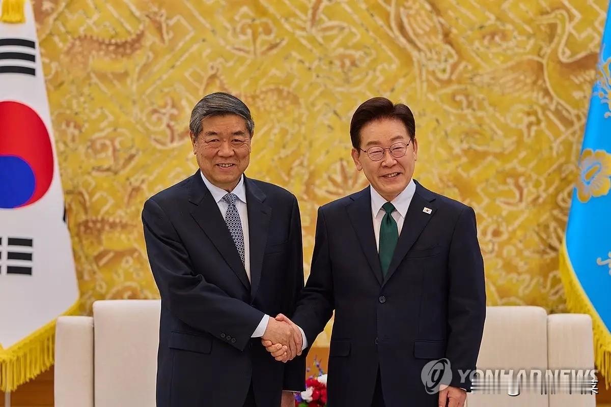 5月13日，根据韩联社的报道，韩国总统李在明在青瓦台先后接见了何副总理和美国财长