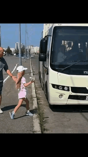 小女孩为了救这个可爱的小动物，做出了非常极端的行为，也许她不这么做的话，这辆车就