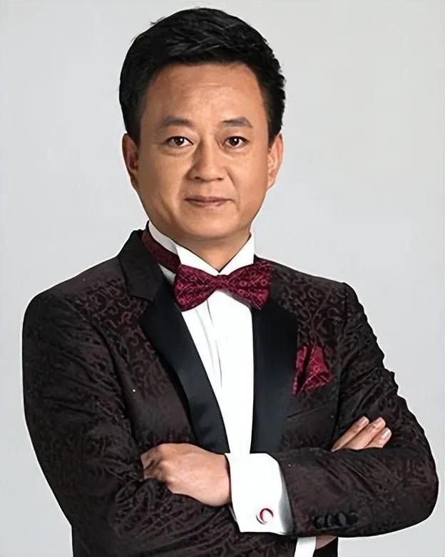 朱军说自己兄弟姐妹多，谁家有事都会互相帮忙，妻子谭梅也会给托关系找人，一家人非常