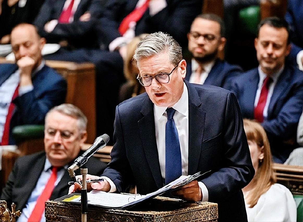 英国政坛这潭水更浑了，刚从下台边缘惊险脱身，英国首相斯塔默的日子依旧不好过，前脚