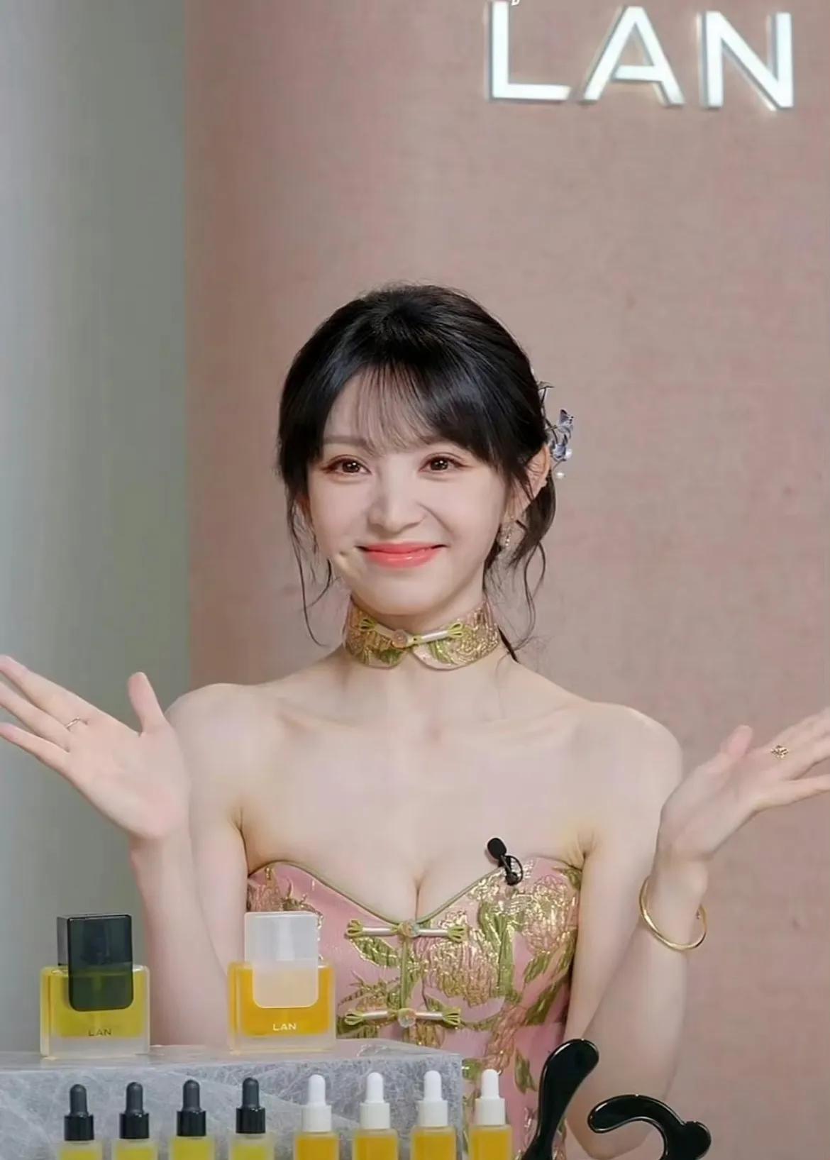 田曦薇直播遭强制下线，被勒出红痕还强撑微笑太让人心疼！

谁看了田曦薇这次的直播