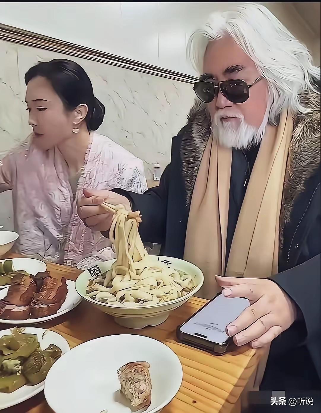 这是多少男人的梦想，人老了，还有年轻老婆照顾