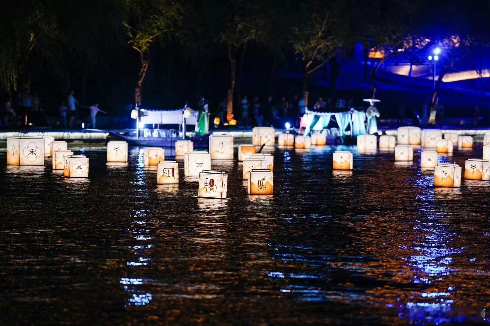 郑州夜生活的畅爽打开方式 郑州夜生活正在从单一“吃夜市”升级为“水上夜游+文创街