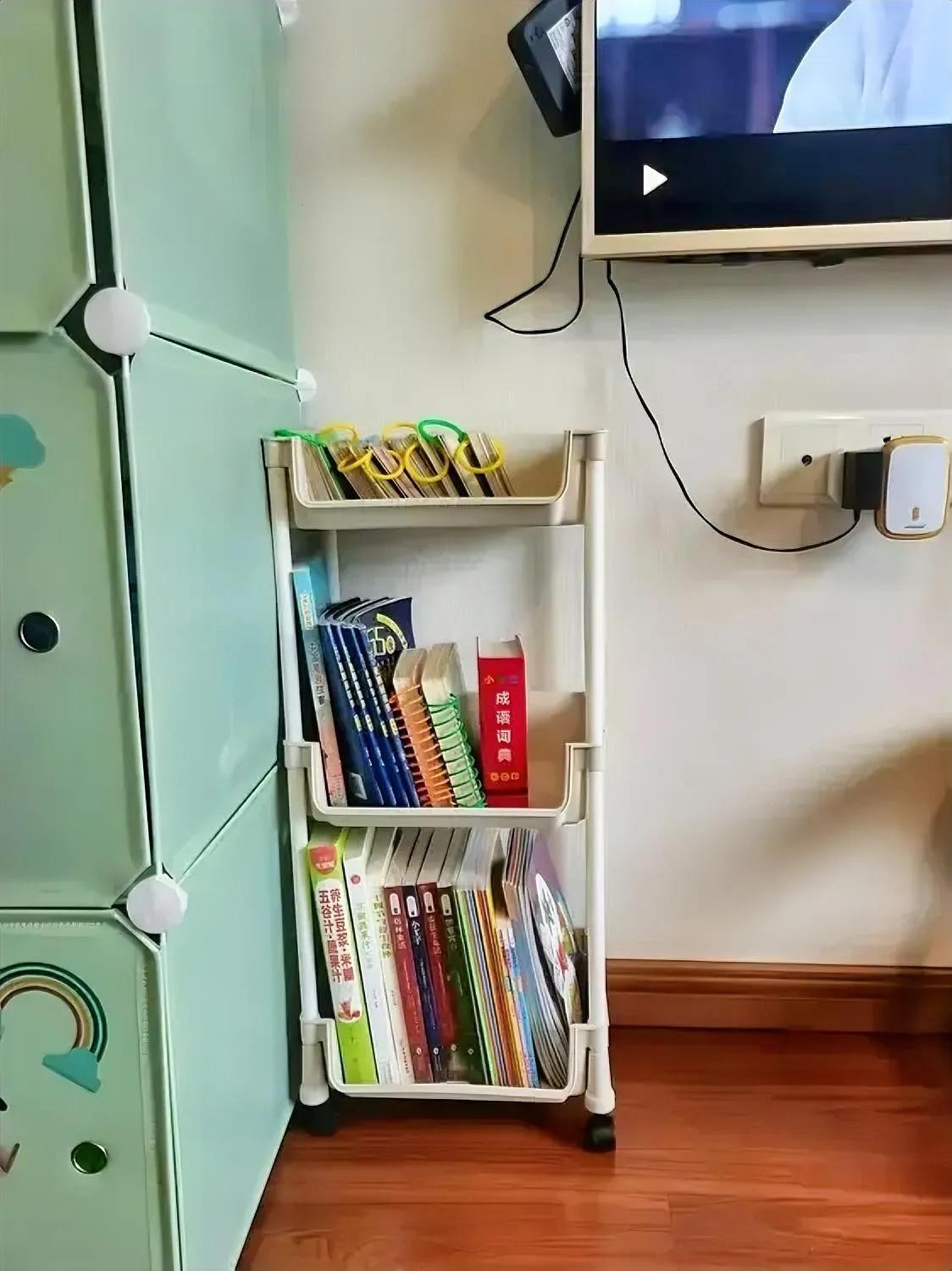 微小说  急个啥

我喜欢给大孙子买书，老伴说：大孙才3岁，急个啥？
我说：兵马