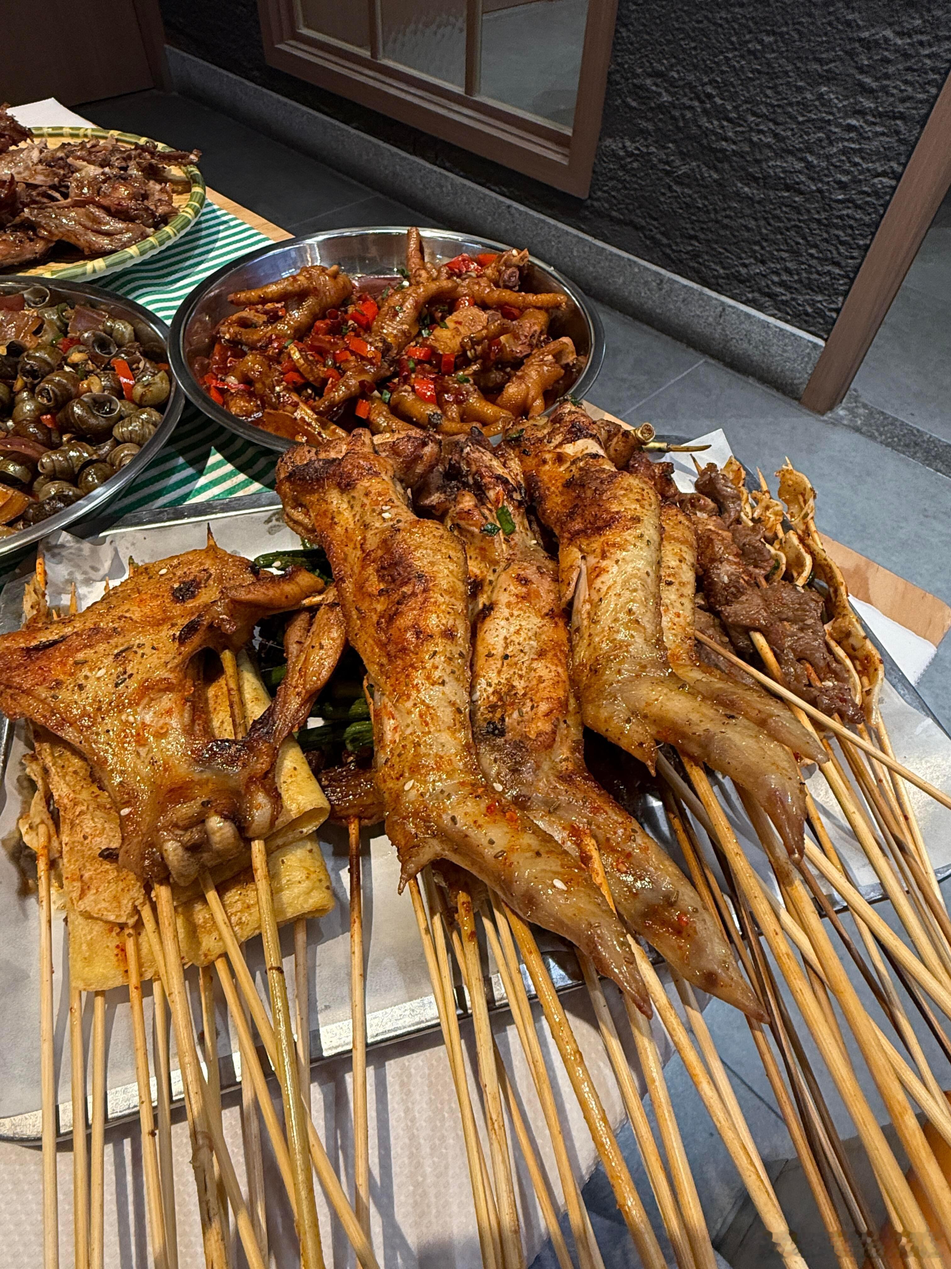 人均30+吃出大满足，碳火气十足！锅气十足！成为深夜放毒的据点！ 