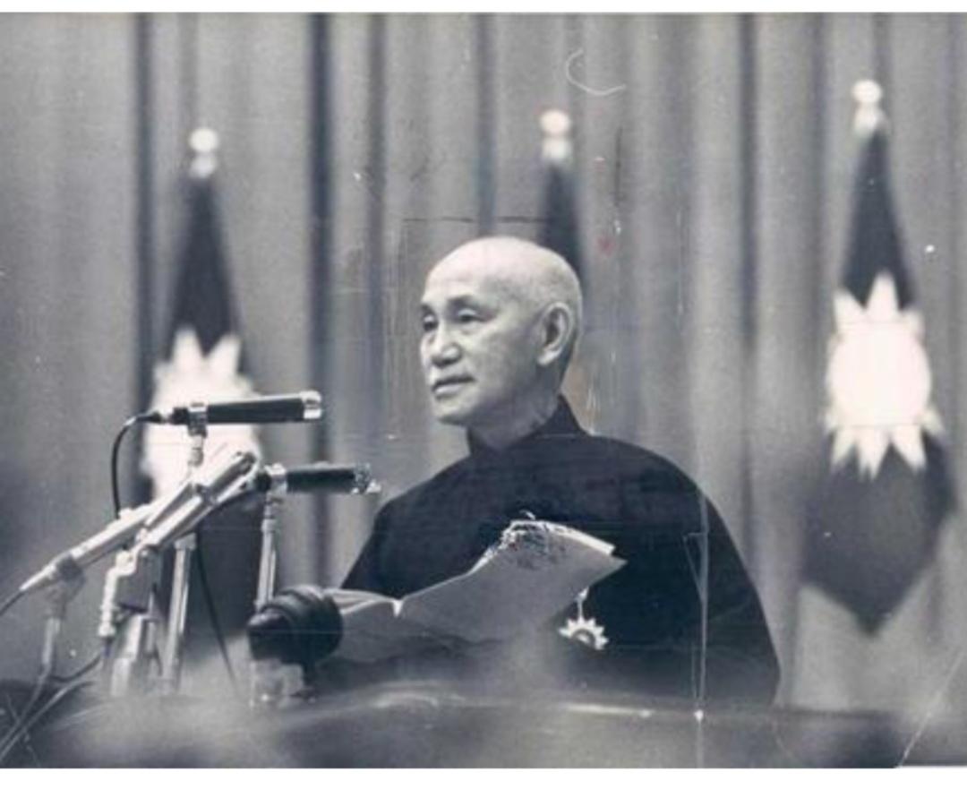 1937年7月，江西庐山，暑气蒸腾。一张照片记录下了那个历史性的瞬间：蒋介石与周