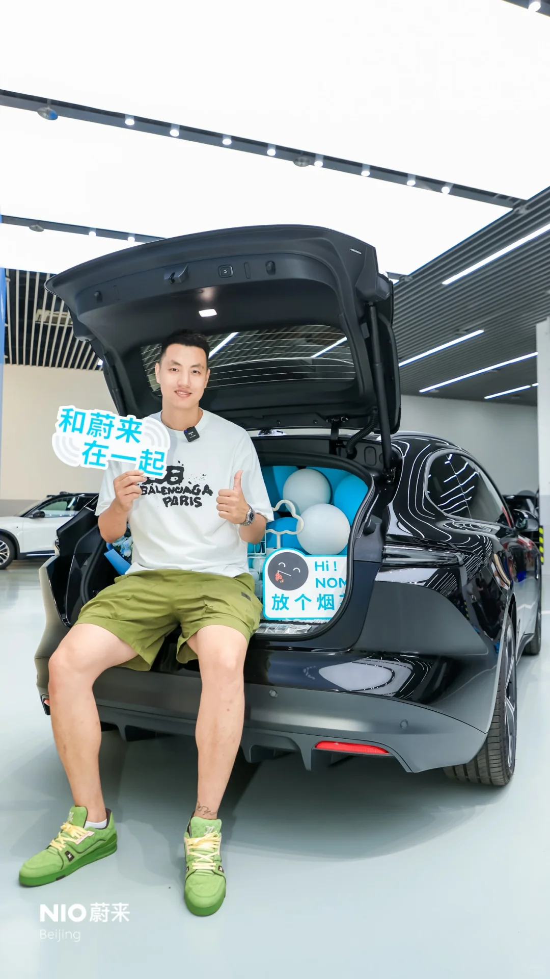 这车能装得下他？