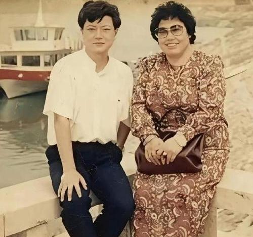 1959年，18岁的陈丽华与北京电信系统一位高管王友发结婚，婚后生下1个儿子2个