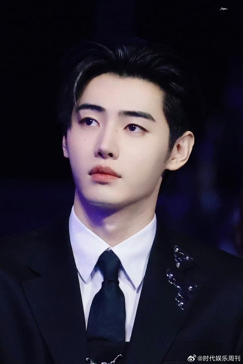 朴成训黑框眼镜帅成啥样了 被戴黑框眼镜的朴成训惊艳到了，清澈的眼神透过镜片更显灵