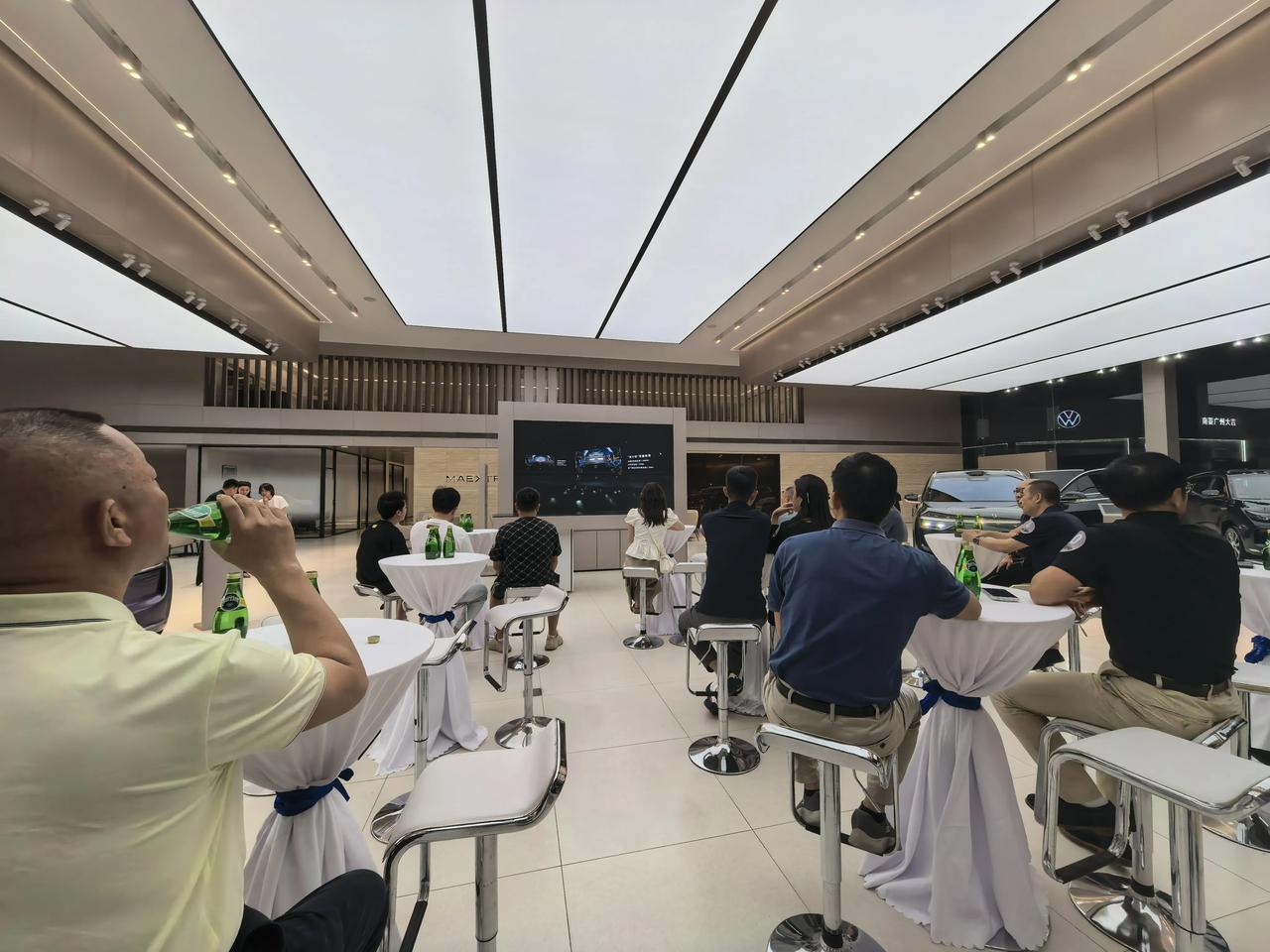 尊界 S800 小订用户直接邀请来店里面看发布会，一会还有一对一讲解，这服务够尊