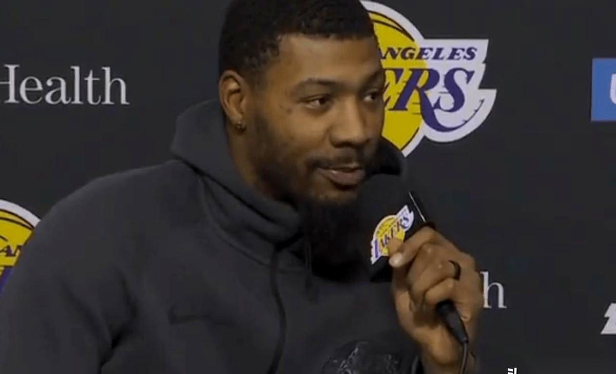 灰熊悍将斯玛特，一番话把詹姆斯身上的怪事，彻底捅破了。
他对着镜头，像是报菜名一