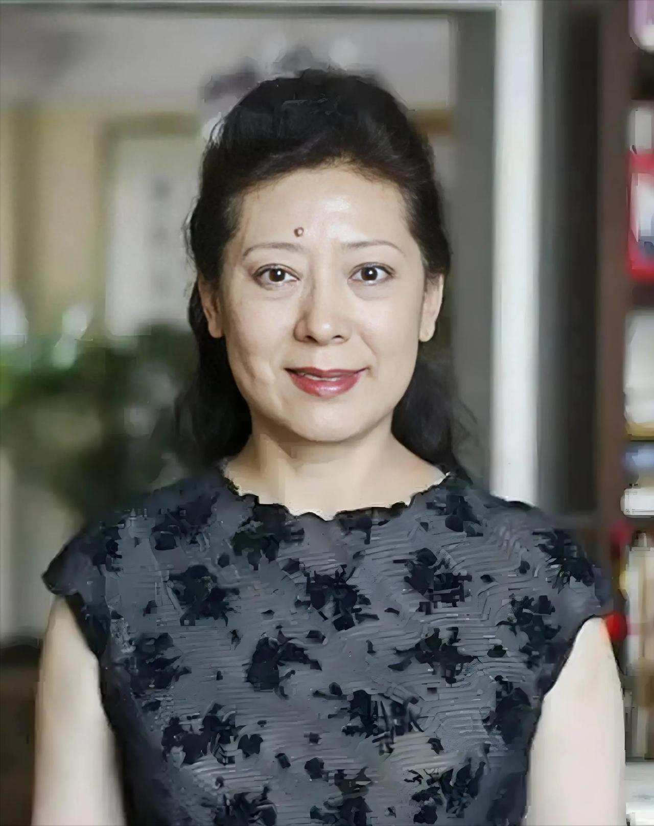 1990年，歌唱家关牧村因家暴提离婚，王星军说房子孩子选一样，关牧村的选择让他傻