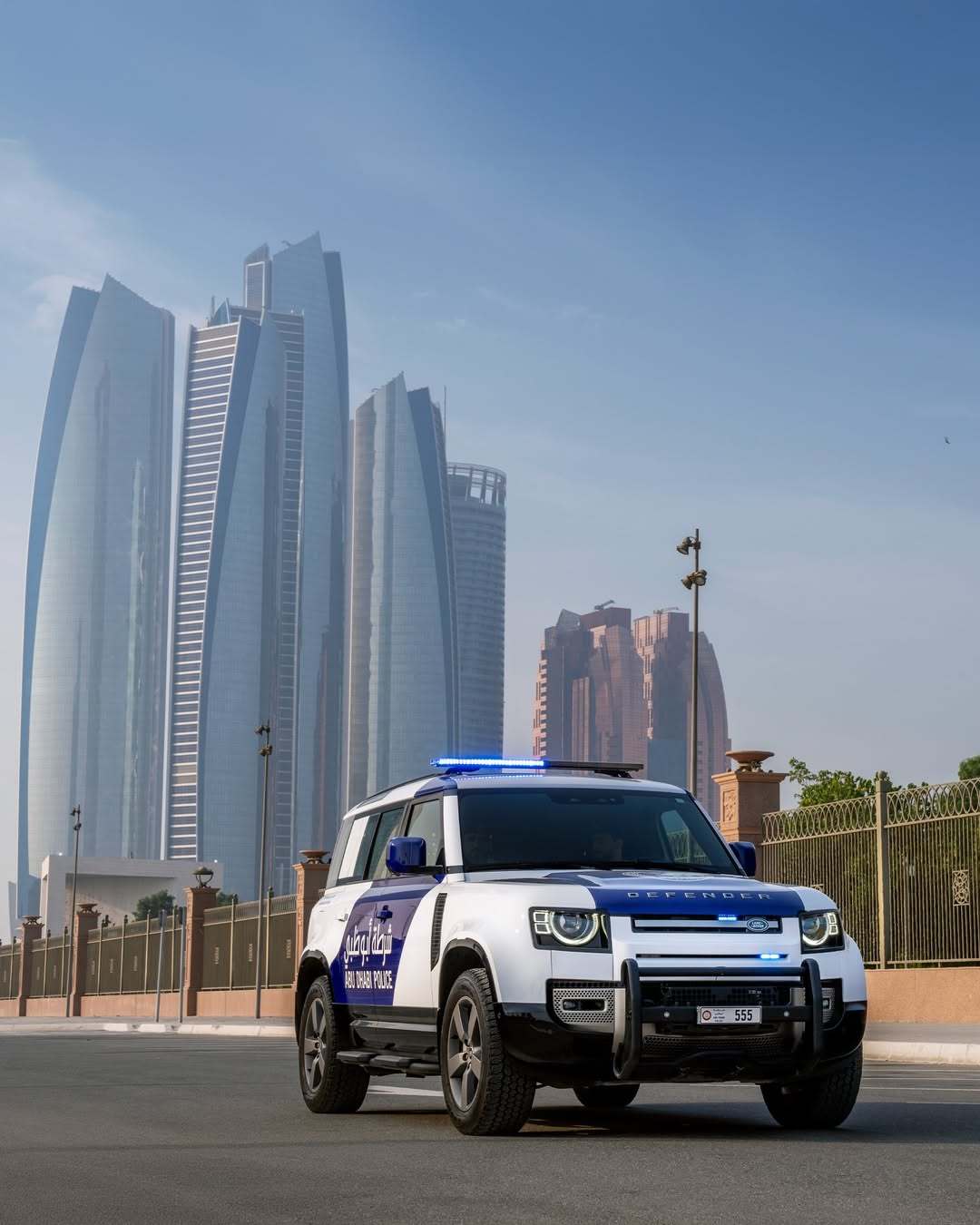 阿布扎比新增路虎卫士警务用车，不仅车帅、还带暴闪，到哪都可以横着走了