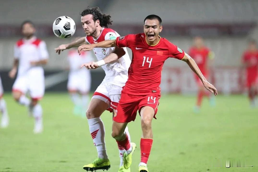 挑战高手，今晚23:15，国际A级赛事国足对阵阿曼的热身赛将在封闭模式下进行。
