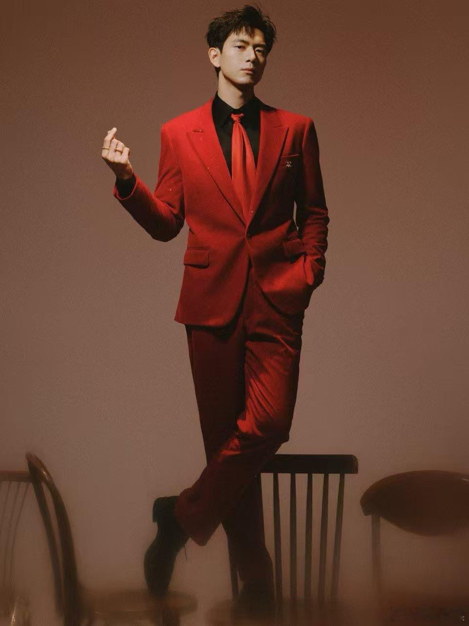 路人对李现的春晚评价 路人太真实了，说李现“长得高头小”就算了，还补刀“连挥手都