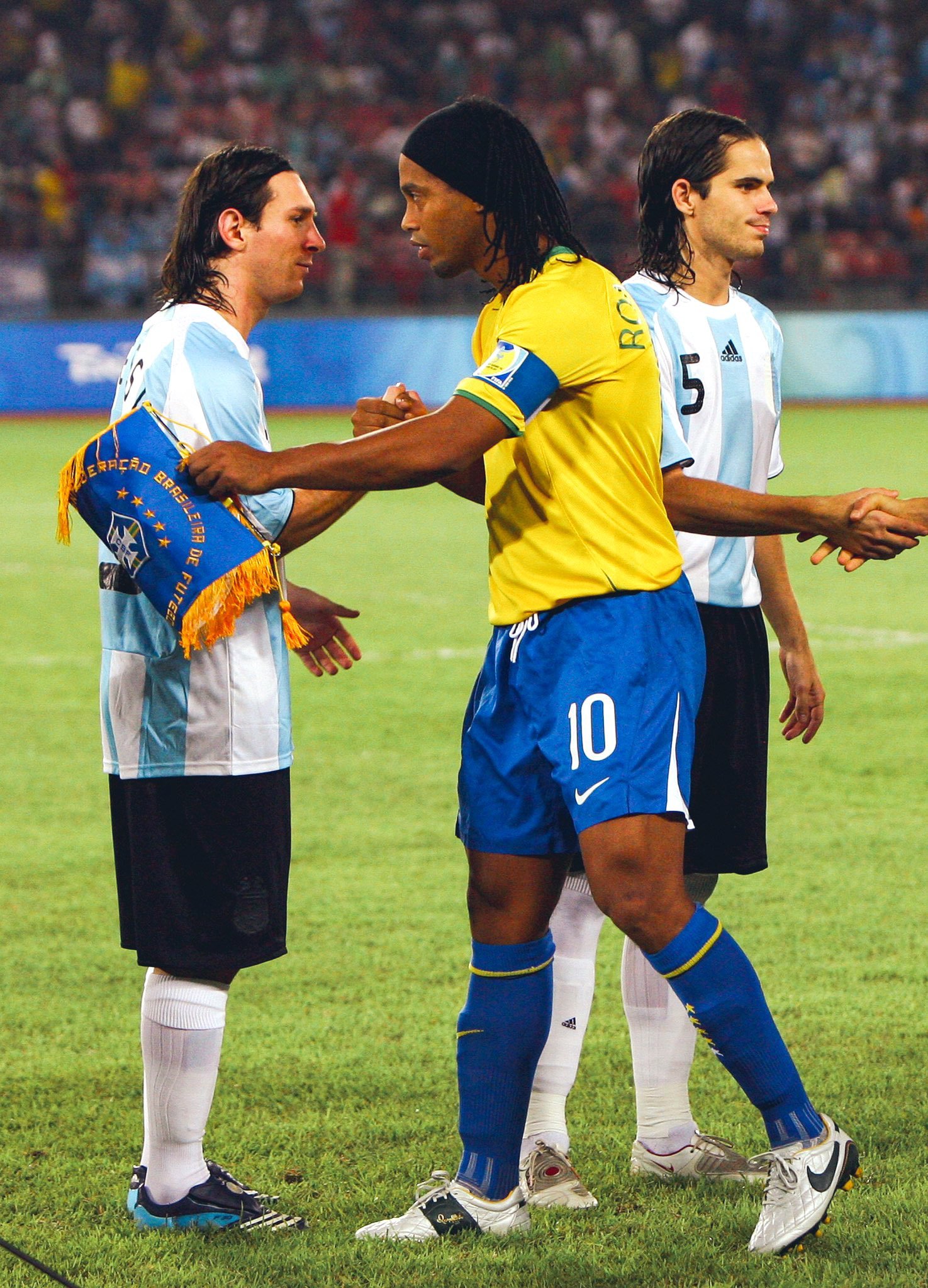 世界杯官推更新📸2008年北京奥运会半决赛，梅西与罗纳尔迪尼奥🇦🇷🇧🇷