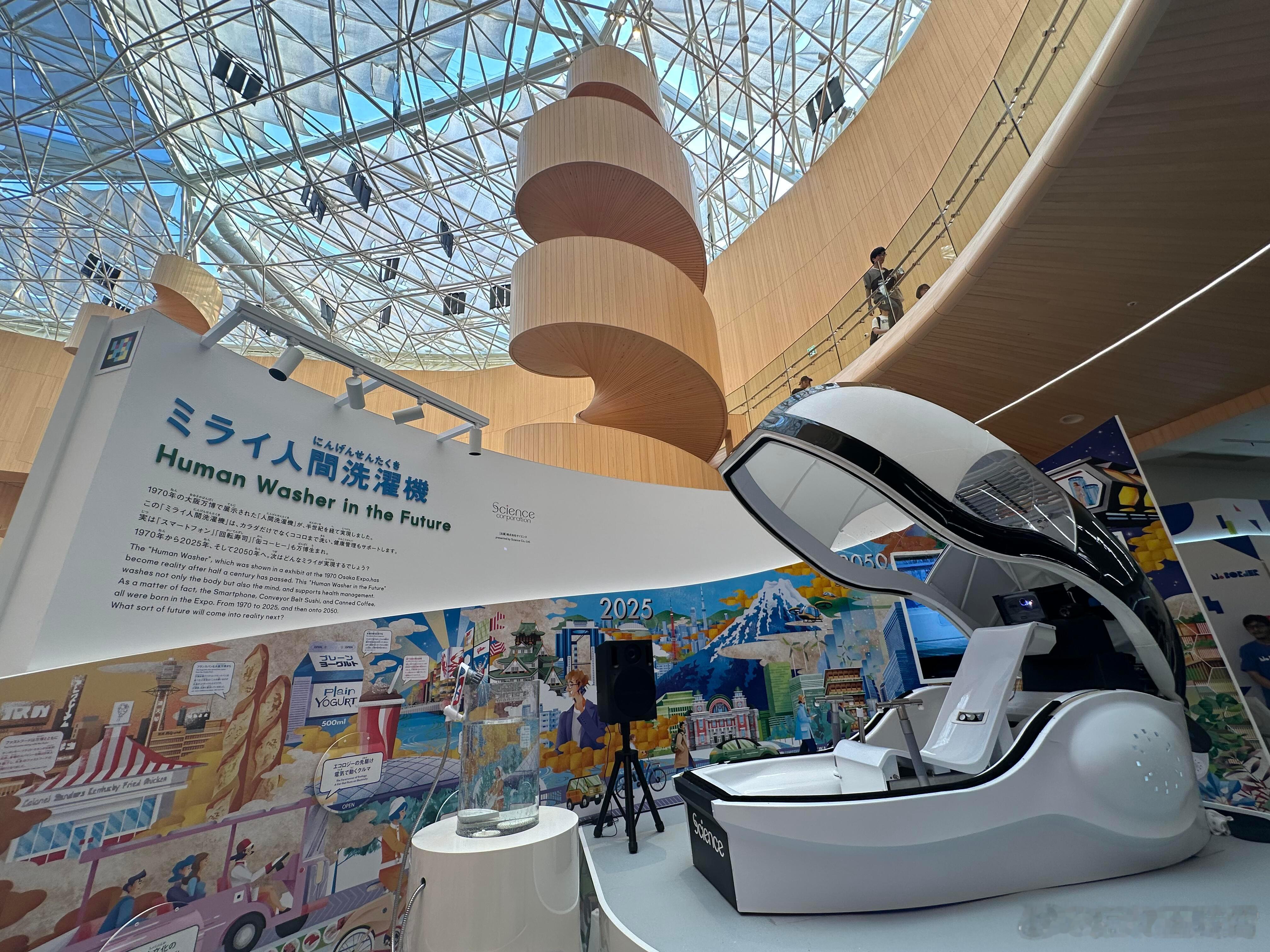 城会玩，日本有家公司研发了款日本自动洗澡机上市271万元一台，造型就像太空舱一样