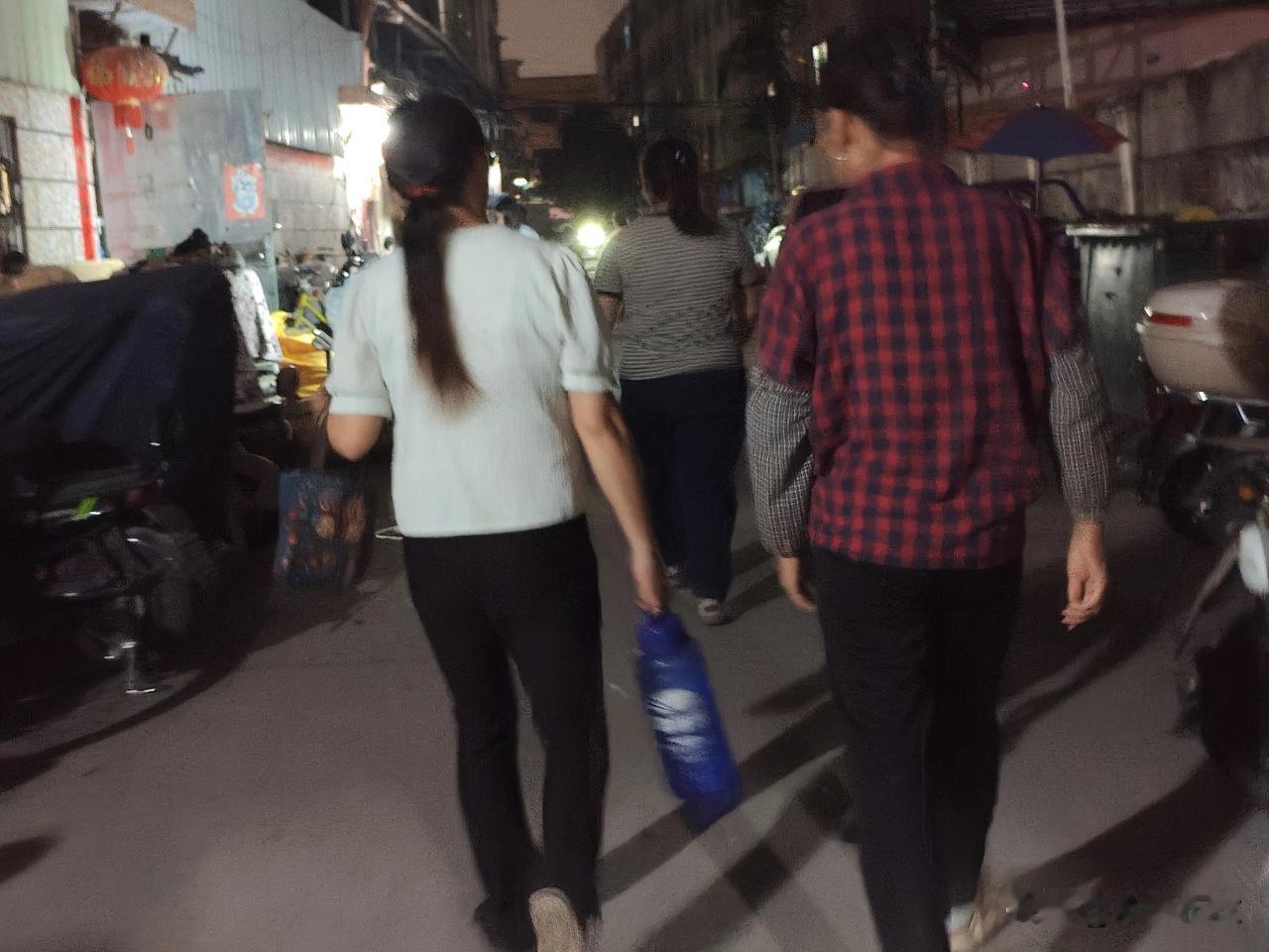 晒图笔记大赛今天没看见厂花上班，中午看前她发视频才知回家了，天天能看见她，这一时