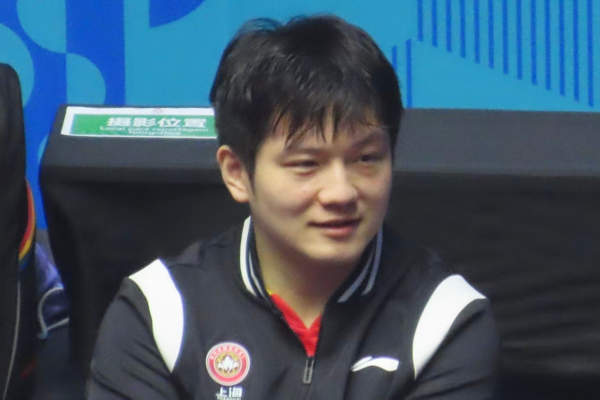 【男团小组赛第3轮 上海3-0河南】第一盘，许昕/周恺 3-2 牛冠凯/张剑皓（