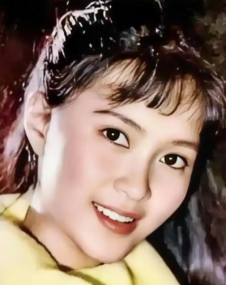 她父亲是文化部局级干部，母亲是中央音乐学院教授，外祖父是民国时期东北军高级将领。