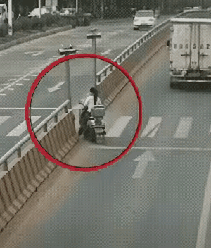 美女的一个急刹把小车逼撞隔离带，充满灵性的小车很是不爽，用车屁股结结实实地教训了