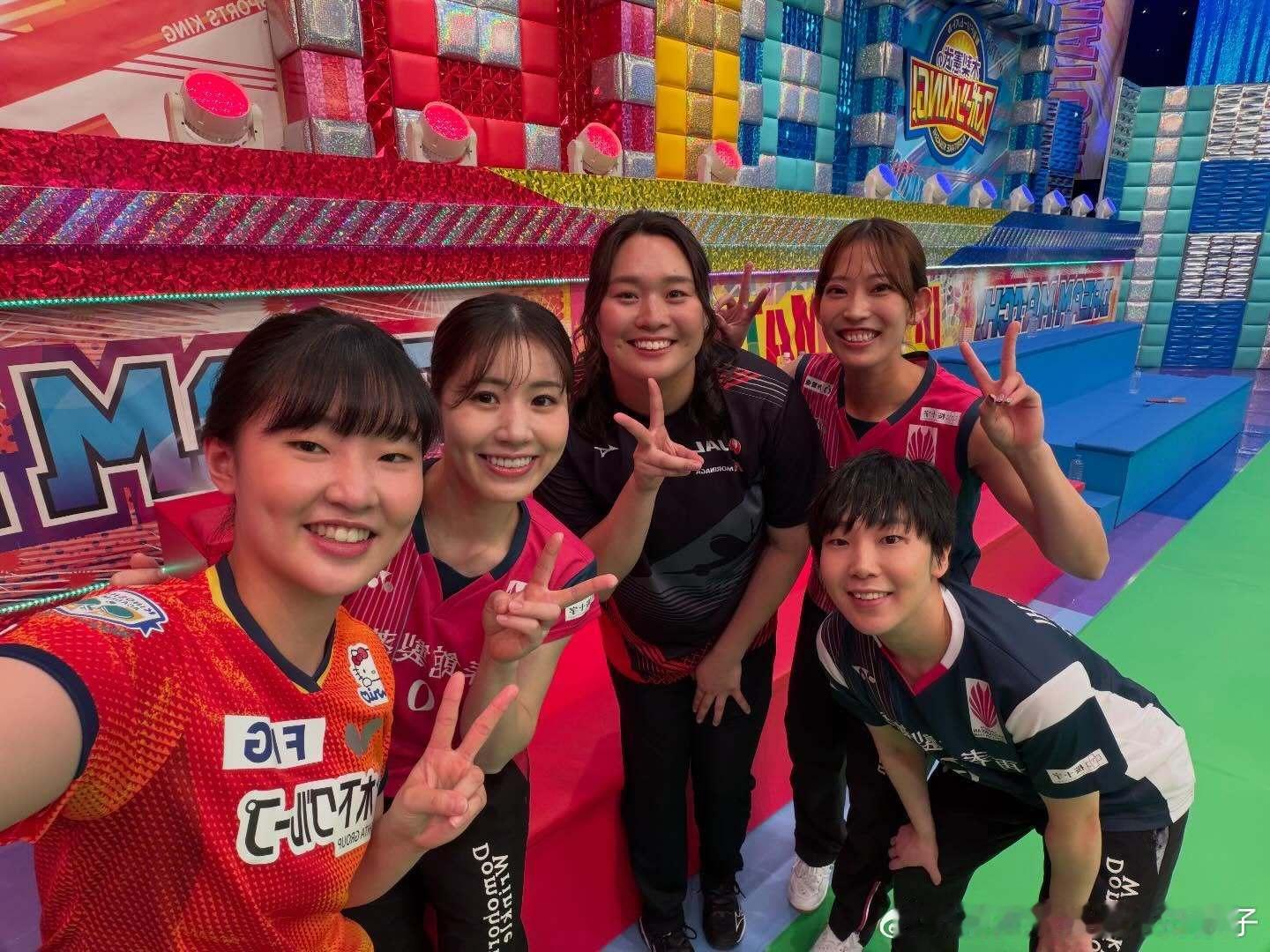 张本美和与羽毛球选手山口茜、志田千阳、松山奈未的合影🤳🏓🏸 