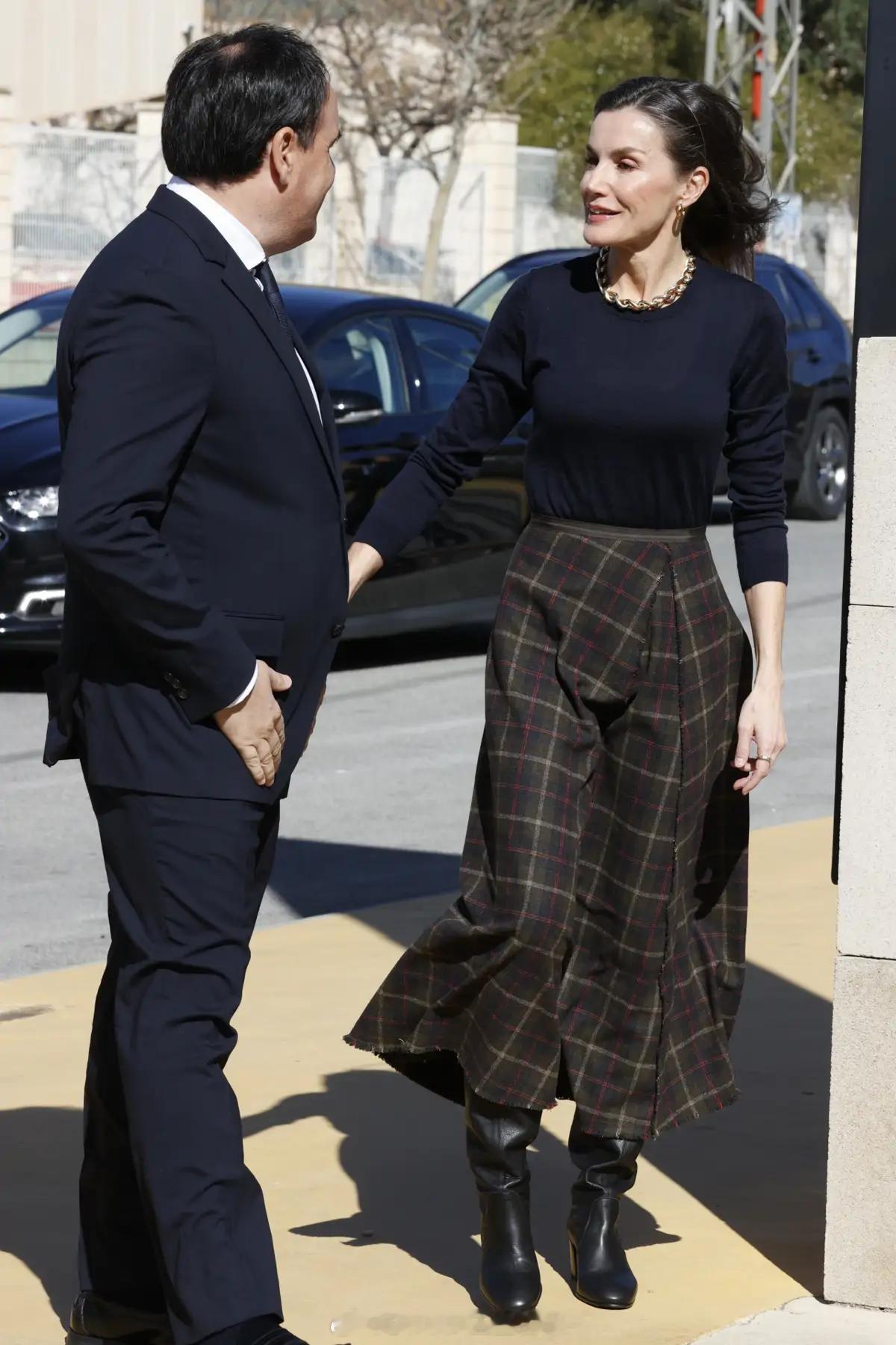 西班牙王室 2月19日，莱后在阿利坎特出席Pedro García（鞋业公司）成