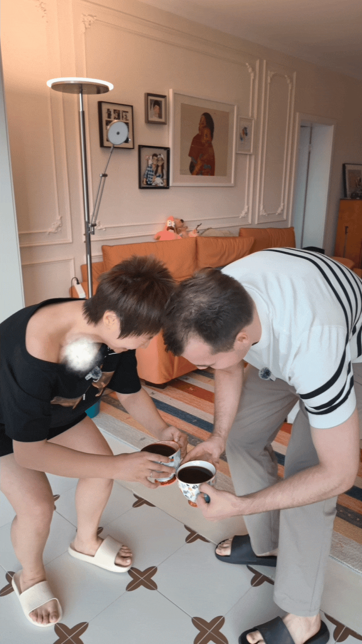 小鹿用喝酒的态度喝中药姐姐当家 小鹿喝中药像在喝白酒，跟汤包俩人一杯比一杯低，最